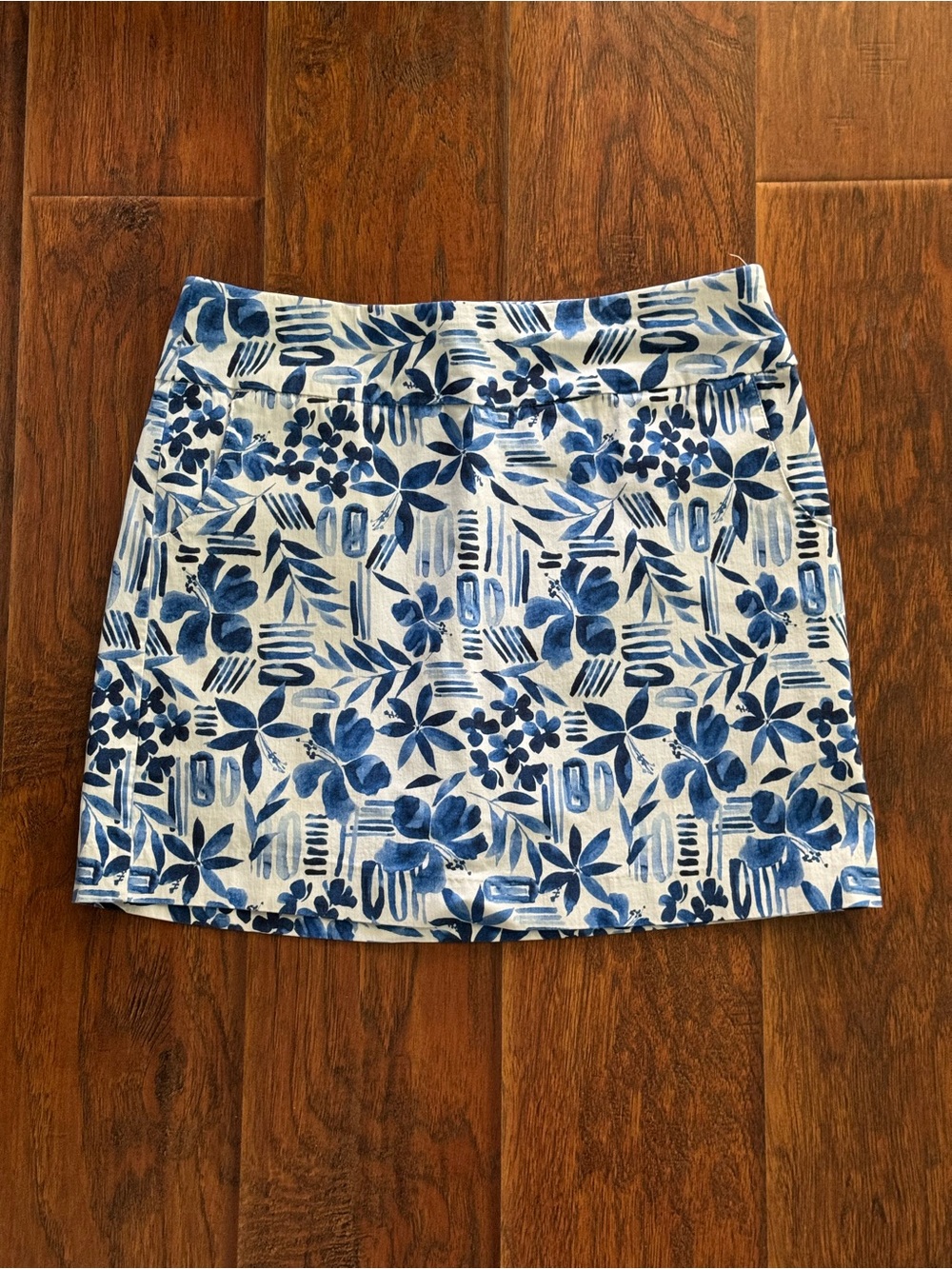 (423) Zac & Rachel Navy and White Floral Print Mini Skort